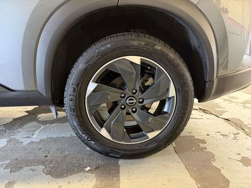 Used 2024 Nissan Rogue SV AWD/4WD image 5