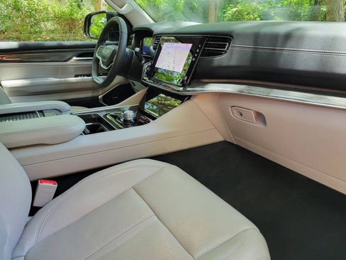 Used 2022 Jeep Wagoneer Series II RWD image 9