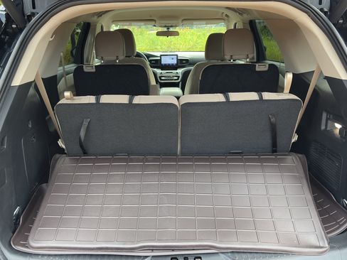 Used 2023 Ford Explorer XLT RWD image 6