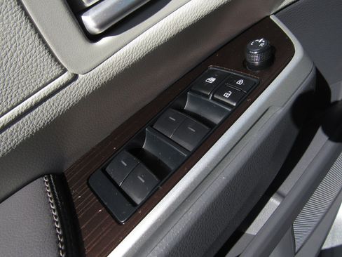 Used 2024 Toyota Sienna XLE image 26