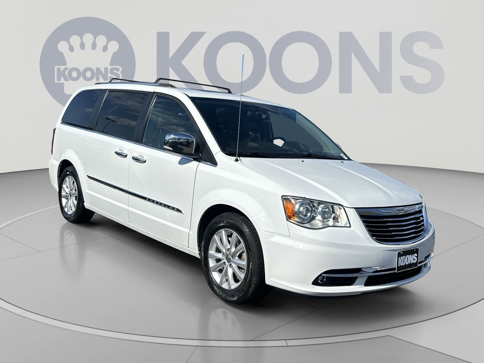 Used 2016 Chrysler Town & Country Limited Platinum FWD image 2