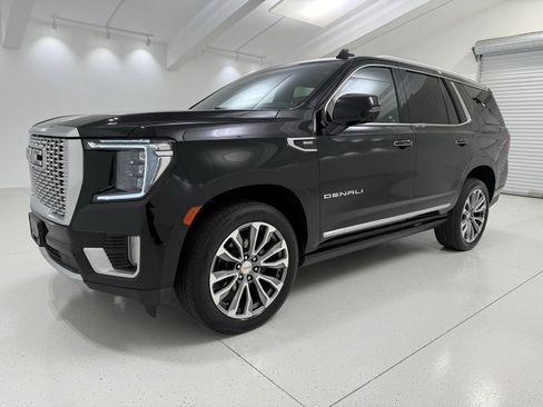 Used 2021 GMC Yukon Denali w/ Denali Premium Package image 3