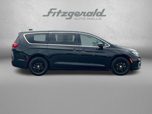 Used 2023 Chrysler Pacifica Touring-L FWD image 3