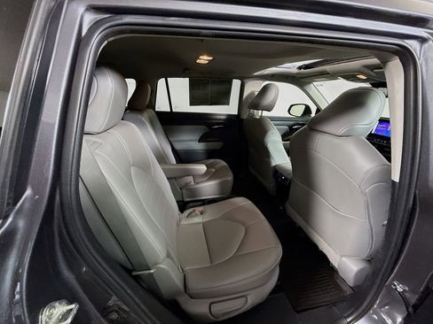 Certified 2023 Toyota Highlander XLE image 27