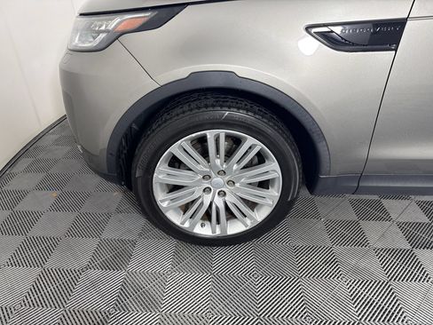 Used 2017 Land Rover Discovery First Edition AWD/4WD image 13