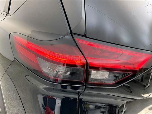 Used 2021 Nissan Rogue S image 40