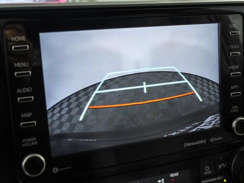 Used 2022 Toyota Highlander LE AWD/4WD image 10