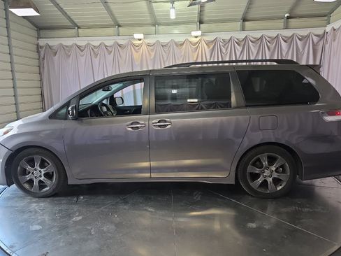 Used 2015 Toyota Sienna SE w/ SE Preferred Package FWD image 6