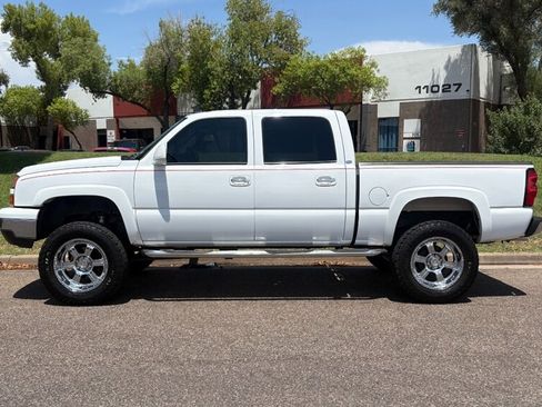 Used 2007 Chevrolet Silverado 1500 LT w/ Onstar Plus Package AWD/4WD image 2