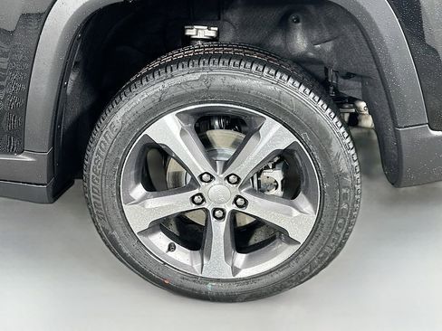 New 2025 Jeep Grand Cherokee Limited RWD image 17