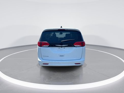 Used 2023 Chrysler Voyager LX FWD image 8