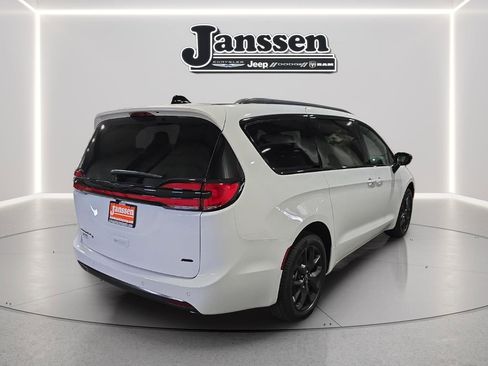 New 2026 Chrysler Pacifica Select w/ S Appearance Package image 5