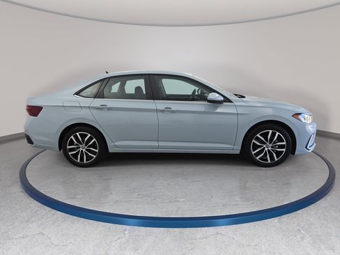 Certified 2025 Volkswagen Jetta SE FWD image 4