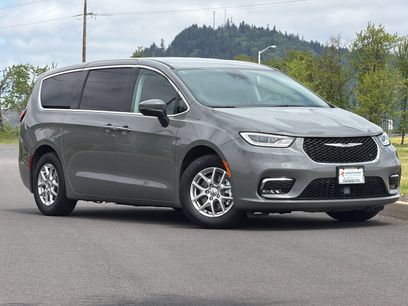 Used 2023 Chrysler Pacifica Touring-L