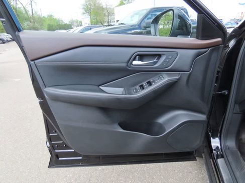 Used 2023 Nissan Rogue SL w/ SL Premium Package image 17