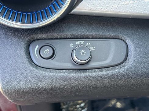 Used 2025 Chevrolet Trax LT w/ LT Convenience Package FWD image 27