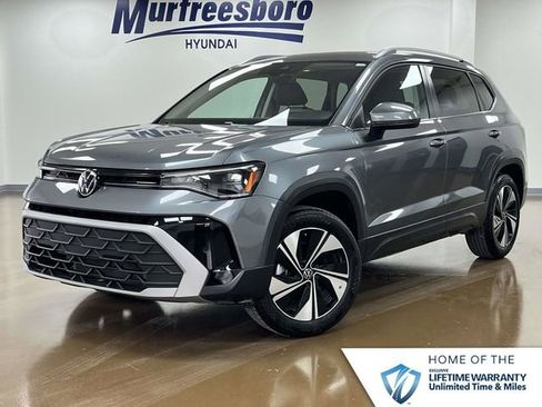 Used 2025 Volkswagen Taos SE image 1