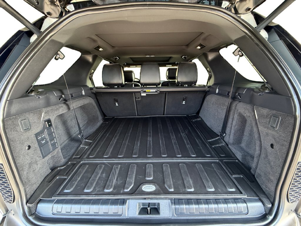 Used 2024 Land Rover Discovery Dynamic SE AWD/4WD image 19
