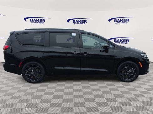 New 2026 Chrysler Pacifica Limited AWD/4WD image 2