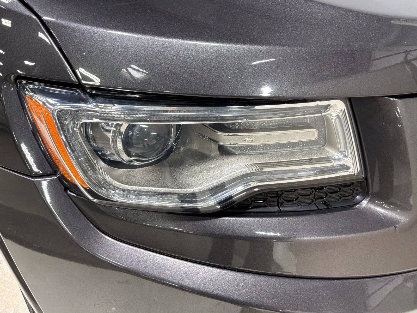 Used 2015 Jeep Grand Cherokee Overland AWD/4WD image 25