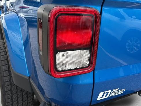 Used 2022 Jeep Gladiator Overland w/ Popular Equipment Package AWD/4WD image 11
