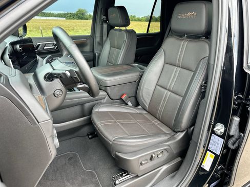 Used 2025 Chevrolet Tahoe High Country AWD/4WD image 11