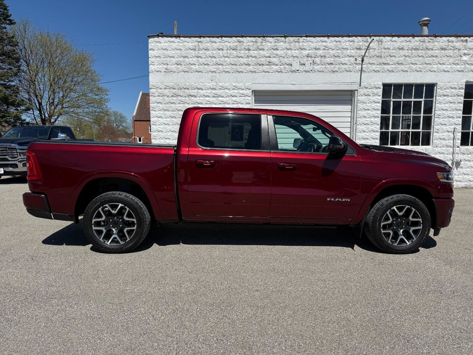 Used 2025 RAM 1500 Laramie w/ Sport Appearance Package AWD/4WD image 4