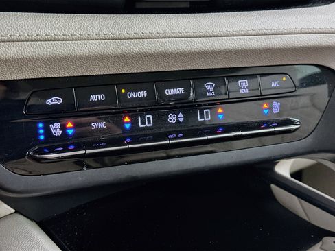 Used 2022 Buick Envision Avenir w/ Technology Package II FWD image 24