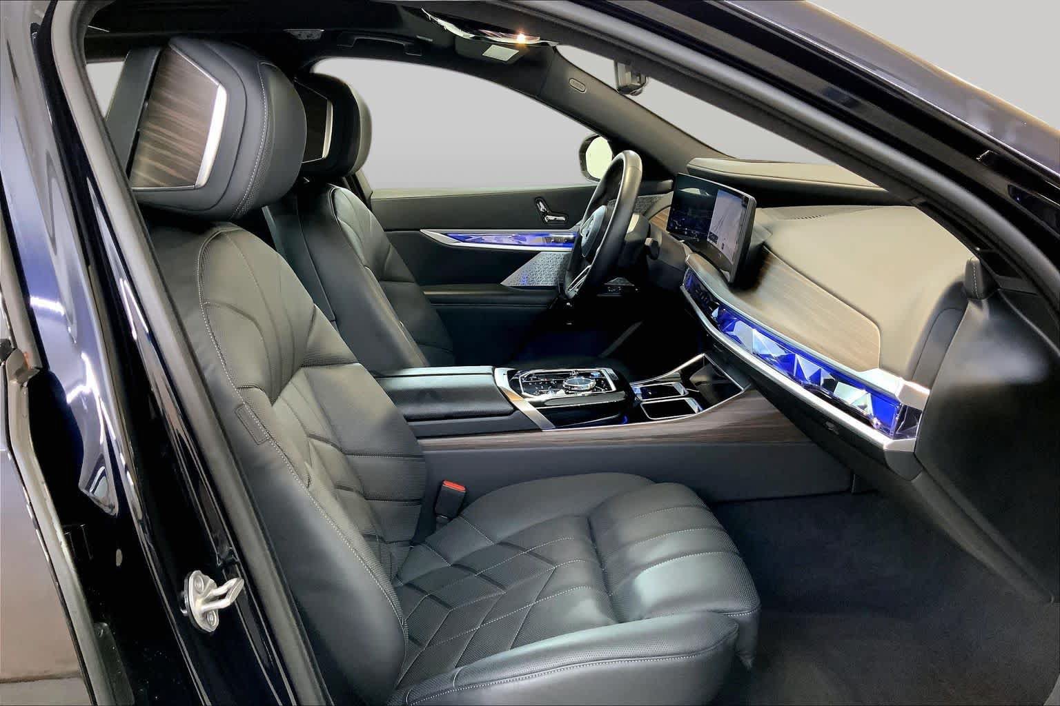 Used 2023 BMW i7 xDrive60 w/ Executive Package 2 AWD/4WD image 8