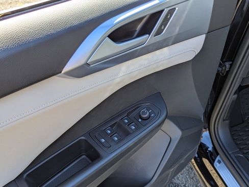 Used 2025 Volkswagen Taos SE w/ Panoramic Sunroof Package image 11