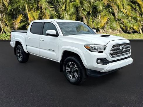 Used 2017 Toyota Tacoma TRD Sport w/ Tow Package RWD image 2