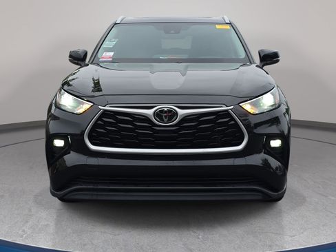 Used 2024 Toyota Highlander XLE FWD image 2