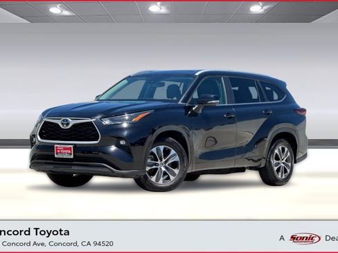 Used 2024 Toyota Highlander XLE FWD image 1