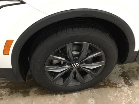 Used 2022 Volkswagen Tiguan SE w/ Panoramic Sunroof Package image 4