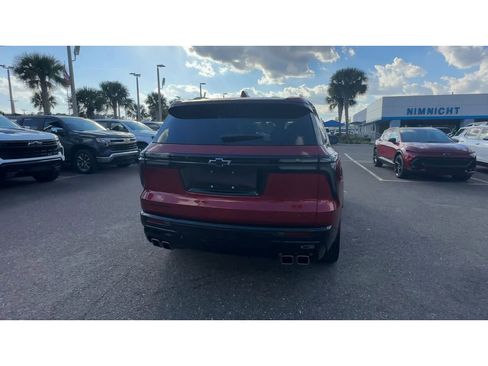 Used 2025 Chevrolet Traverse RS image 3