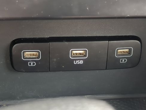 Used 2023 Kia Carnival LX FWD image 19