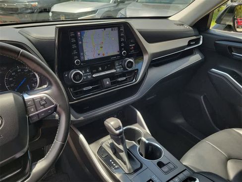 Used 2020 Toyota Highlander XLE image 30