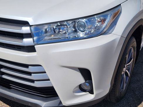 Used 2018 Toyota Highlander XLE w/ Carpet Mat Package (TMS) AWD/4WD image 5