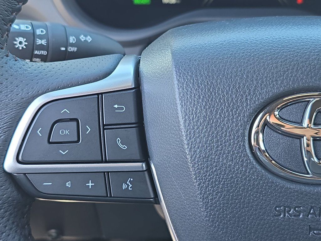 Used 2025 Toyota Sienna Platinum AWD/4WD image 20