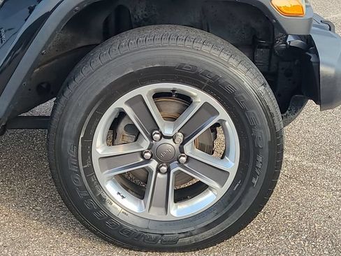 Used 2018 Jeep Wrangler Unlimited Sahara w/ Uconnect 4C Nav & Sound Group AWD/4WD image 9