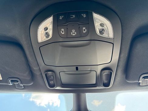 Used 2026 Chrysler Pacifica Limited FWD image 39