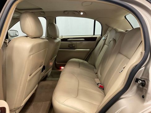 Used 2007 Lincoln Town Car Signature Limited RWD image 30