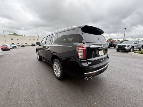Used 2023 Chevrolet Suburban High Country w/ Premium Package 2 AWD/4WD image 7