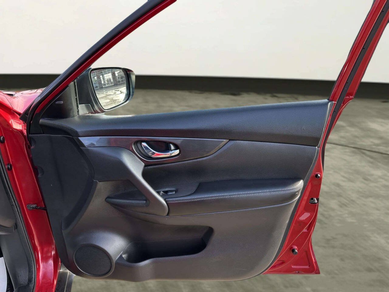Used 2017 Nissan Rogue SV FWD image 25