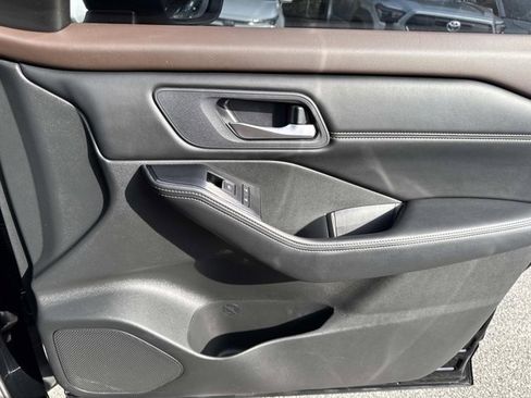 Used 2023 Nissan Rogue SL w/ SL Premium Package image 15