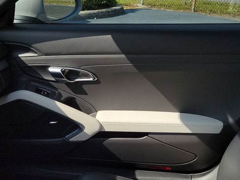 Used 2025 Porsche 718 Cayman image 9