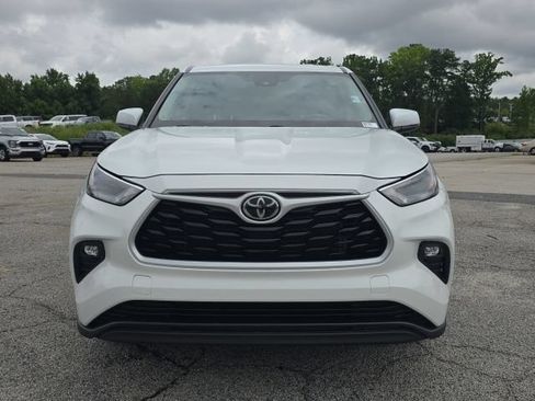 Used 2023 Toyota Highlander LE FWD image 9