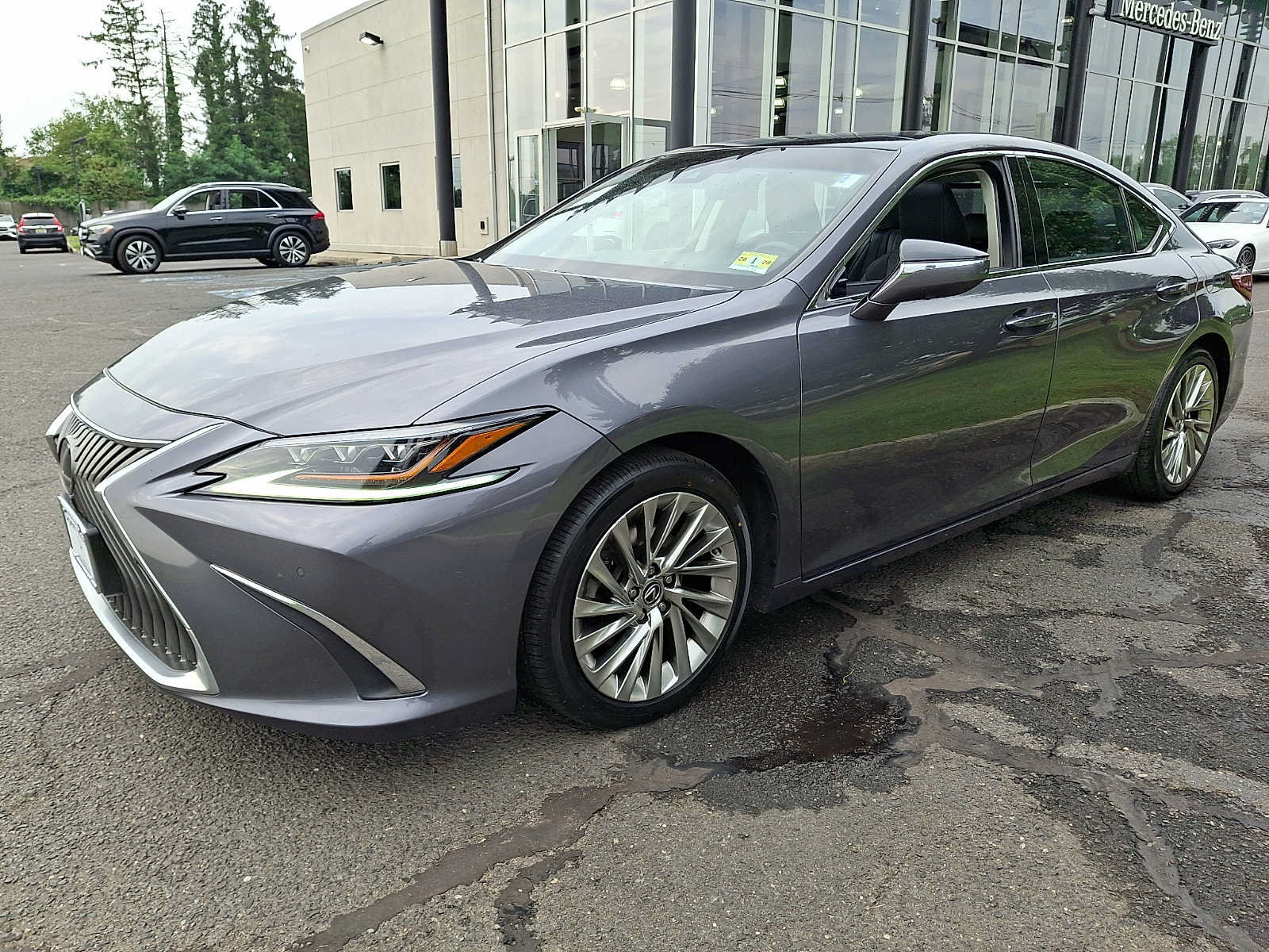 Used 2019 Lexus ES 350 Ultra Luxury w/ Accessory Package 2 FWD image 3