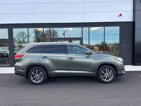 Used 2018 Toyota Highlander XLE image 2