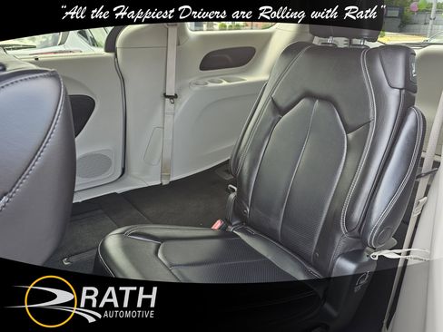Used 2023 Chrysler Pacifica Touring-L FWD image 16
